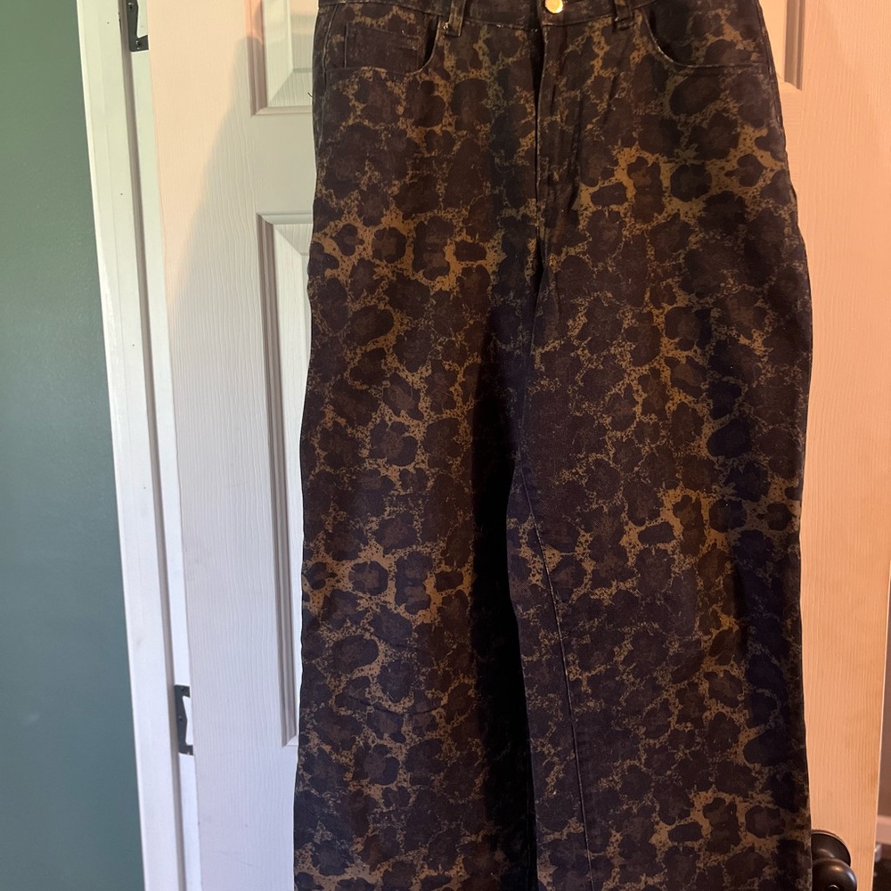 Missguided + Brown Patterned Flare Jeans